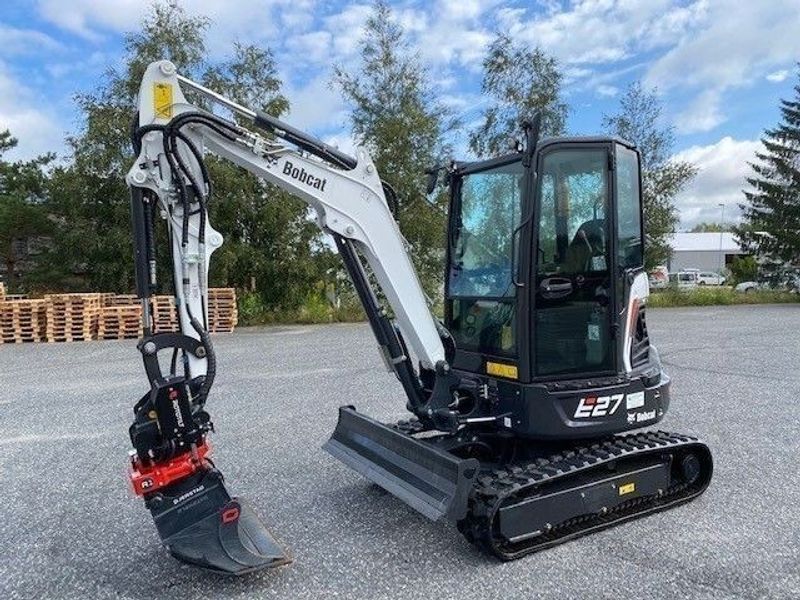 Bobcat E27 med rotortilt og to skuffer