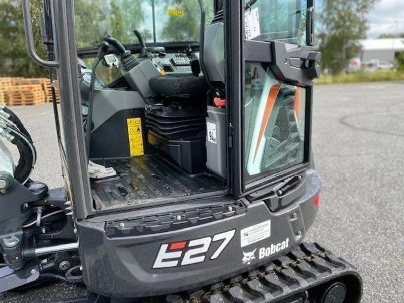 Bobcat E27 med rotortilt og to skuffer